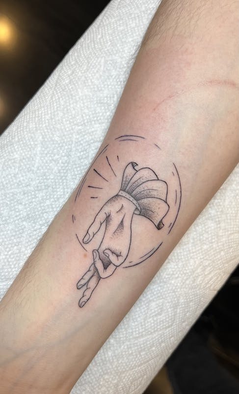 44 Rubio-fine line hand tattoo