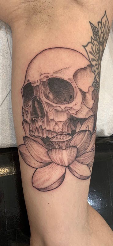 21Matt-black and gray realistic skull tattoo on arm