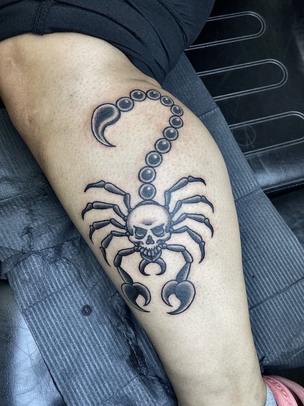 26 Ashley, American Traditional Tattoo, Scull scorpion on leg