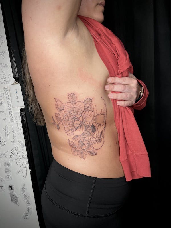 Skull and flowers tattoo by Gabe, Fattys Tattoos & Piercings